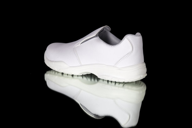 黑色背景上的男性白鞋。图片下载