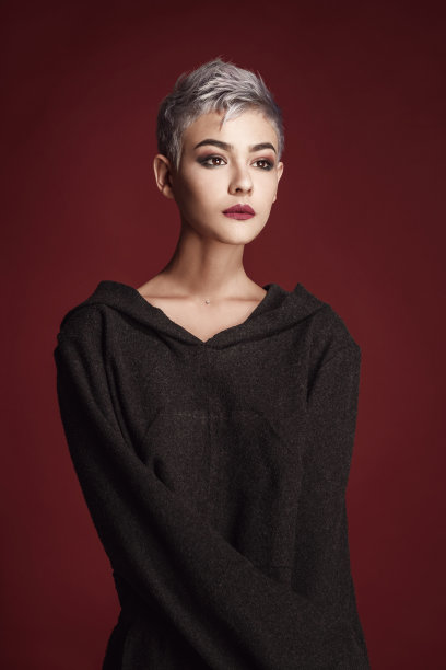 漂亮的年轻女子，留着灰色短发图片下载