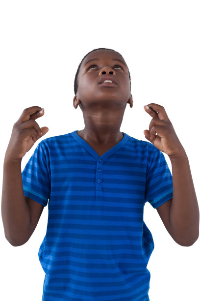 可爱的男孩双手合十图片下载