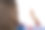 女孩在白色背景下按一个看不见的虚拟屏幕图片下载