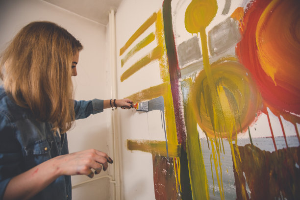 小女孩画图片下载