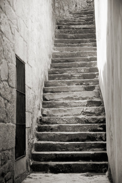 有古老的石头楼梯的乡村小巷。图片下载