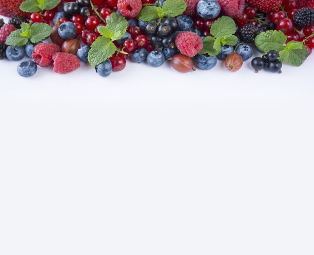 各种新鲜的夏季浆果在白色的背景。图片下载