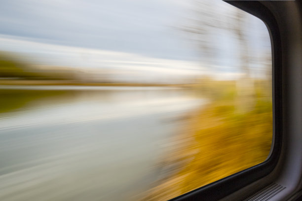 火车窗户上模糊抽象的风景图片下载