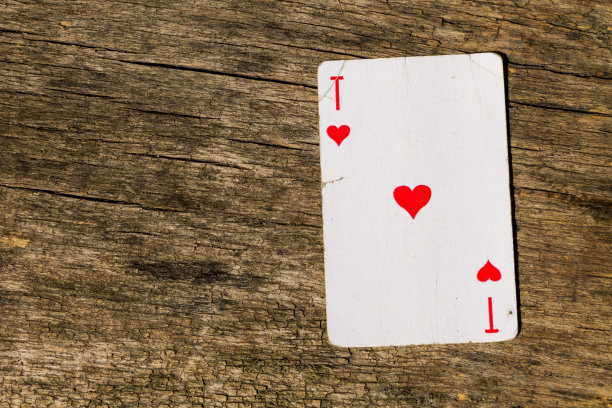 老木头背景上的红心Ace图片下载