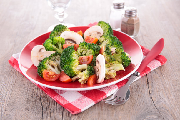 西兰花,蘑菇和番茄素材图片