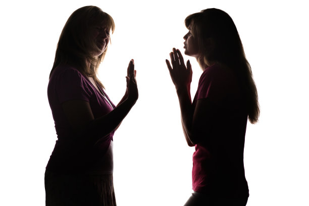 剪影女孩请求父母允许某事，但被拒绝了图片下载