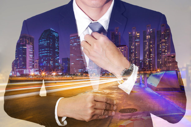 商人打着领带，晚上在城市和街道上图片下载