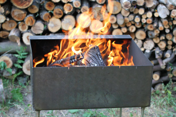 在火盆中以柴火堆为背景燃烧柴火图片下载