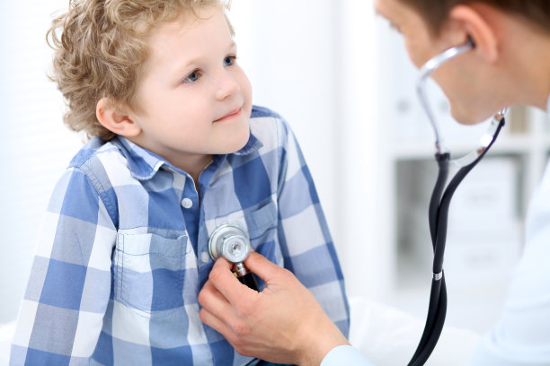 医生用听诊器检查儿童病人图片下载