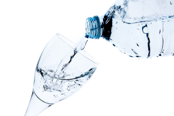 把塑料瓶里的水倒进玻璃杯里图片下载