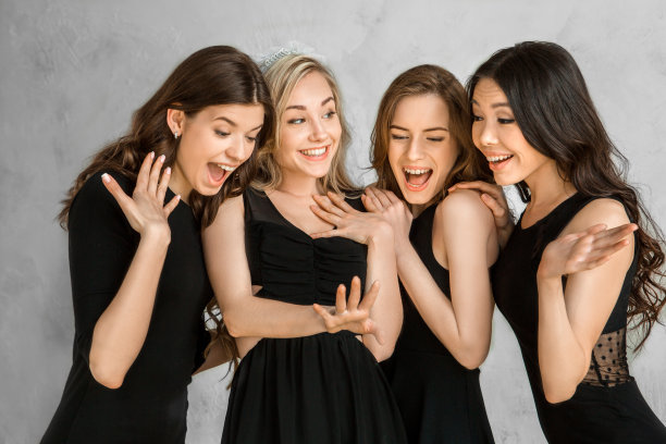 年轻女子聚在一起庆祝单身派对孤立上白图片下载