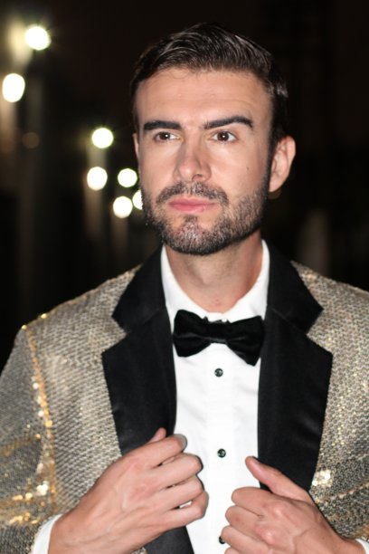 外表犀利的绅士在户外近距离观察图片下载