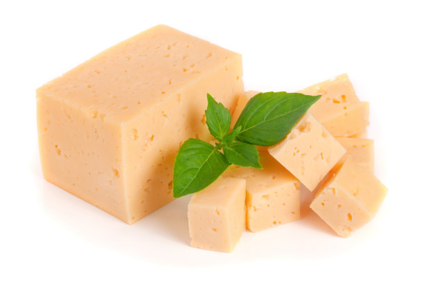 奶酪切成方块和罗勒叶孤立在白色的背景图片下载