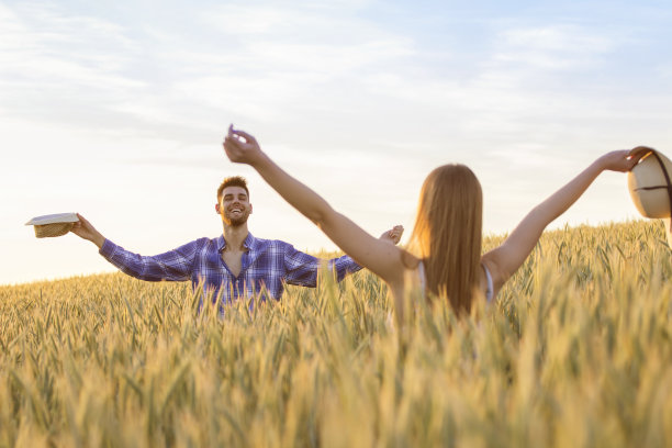 田野里的年轻夫妇图片下载