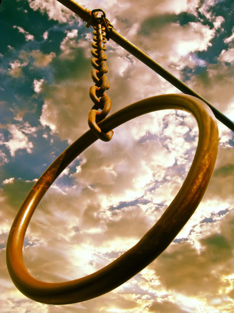 在多云的天空前挂着运动环图片下载