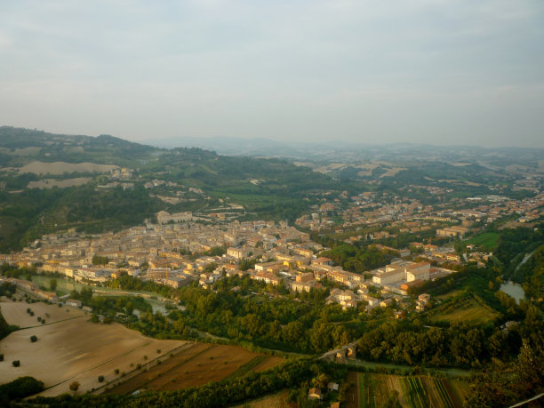 意大利马尔凯地区的福索布隆镇图片下载