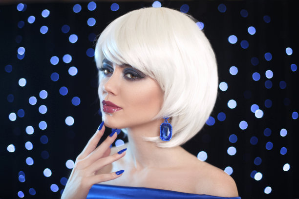 时尚鲍勃金发女孩。美妆肖像女人。白色的短头发。宝石珠宝耳环。面临关闭。发型。边缘。时尚风格。图片下载