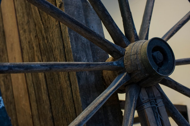 古董木车轮图片下载