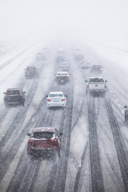 在积雪覆盖的道路上行驶的汽车图片下载