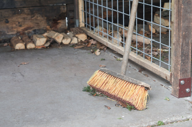 面粉上的木扫帚图片下载