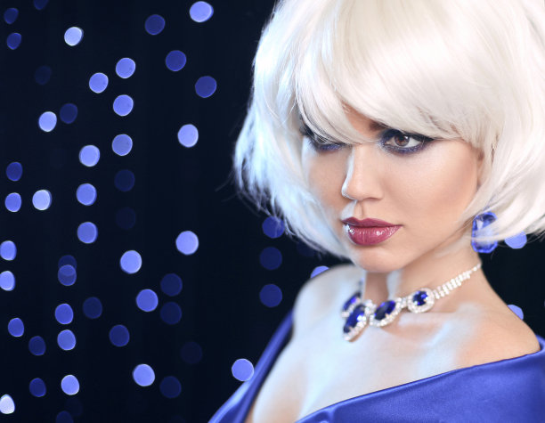 时尚的金发女孩。美妆肖像女人。白色短发波波头。宝石首饰吊坠项链。面临关闭。发型。边缘。时尚风格。素材图片