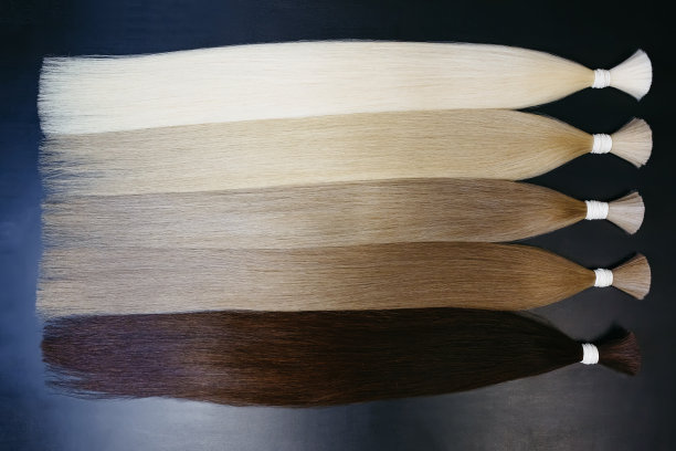 深色背景上五种颜色的头发。copyspace。俯视图图片下载