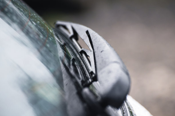 汽车玻璃上的雨刷片图片下载