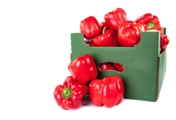 一盒白背景的红辣椒图片下载