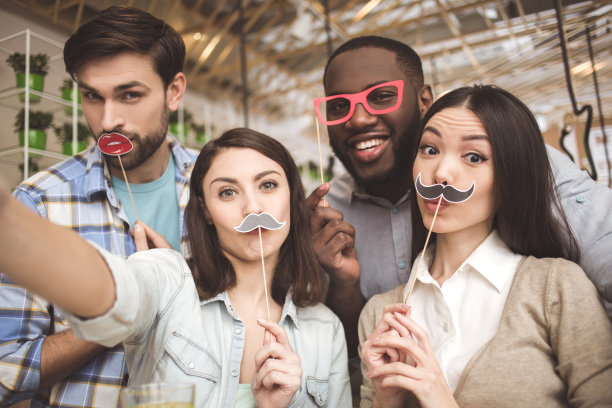 学生在咖啡馆一起学习的教育理念图片下载