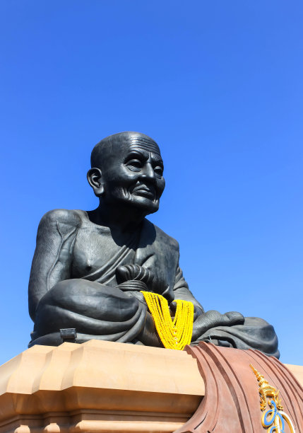 怀Mongkhon寺的琅布尔图阿德雕像和蓝天图片下载