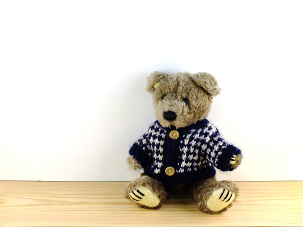 可爱的泰迪熊与木制背景和空间副本图片下载