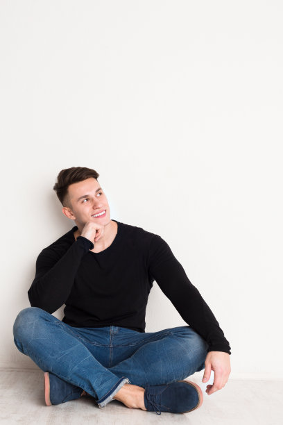微笑的年轻人肖像在白色的工作室背景。图片下载