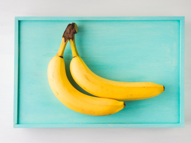 两根绿色的香蕉图片下载