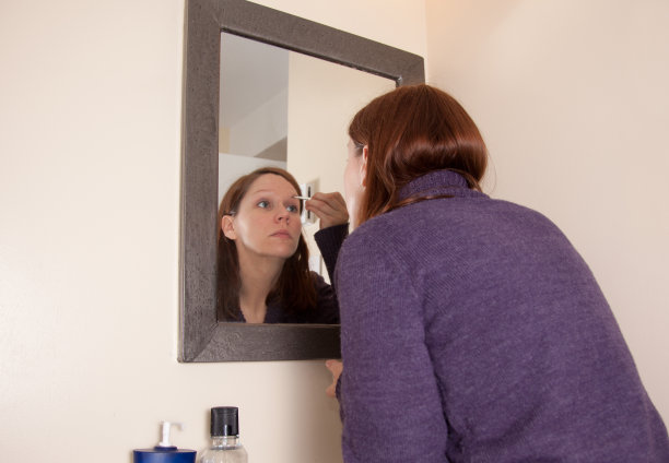 年轻女子化妆图片下载