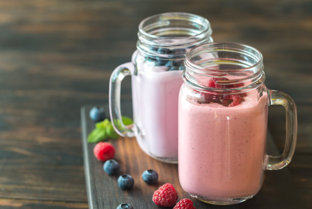 蓝莓和覆盆子奶昔素材图片