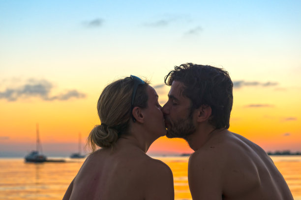 夕阳下的情侣图片下载