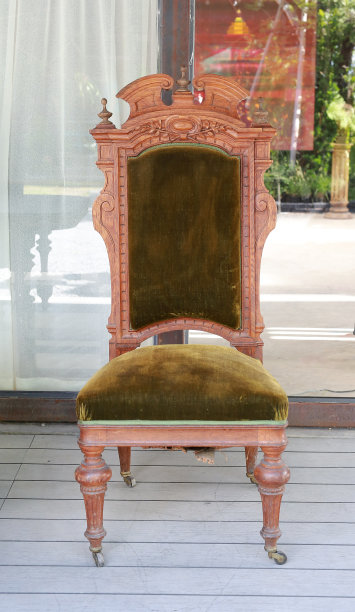 优雅的古老的扶手椅。图片下载