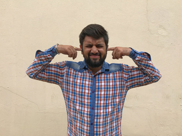 听力有问题的年轻人听东西图片下载