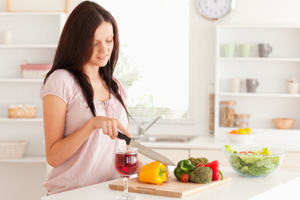 美丽的女人正在切辣椒图片下载