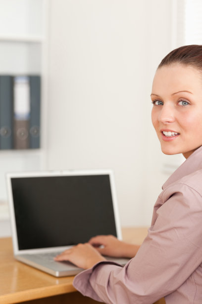 一个写笔记本的女商人图片下载