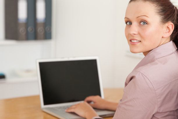 女商人在笔记本电脑图片下载