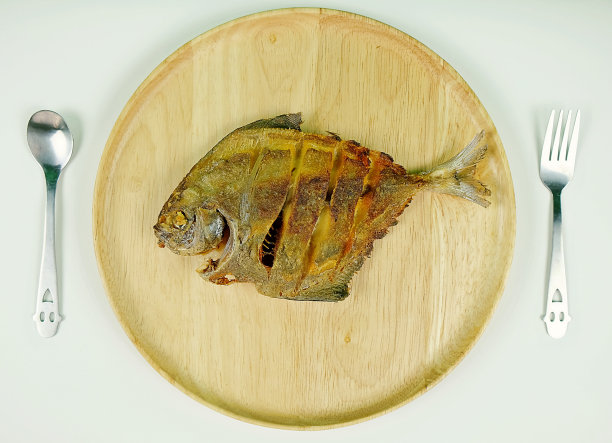 用叉子和勺子炒的鱼图片下载