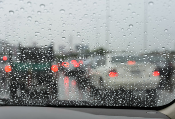 在雨天透过湿的挡风玻璃看到模糊的汽车图片下载