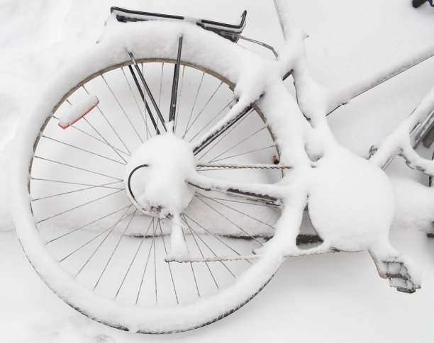 雪地自行车图片下载