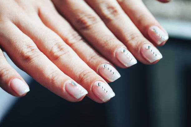 有装饰指甲的女人的手图片下载