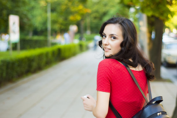 一个年轻女子在城市公园里图片下载