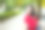 一个年轻女子在城市公园里图片下载