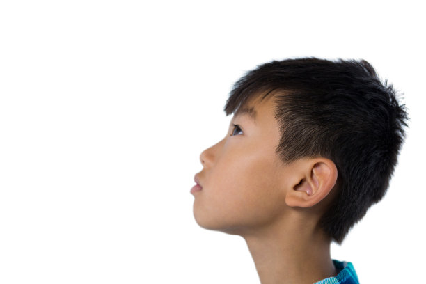可爱的亚洲男孩抬头看图片下载