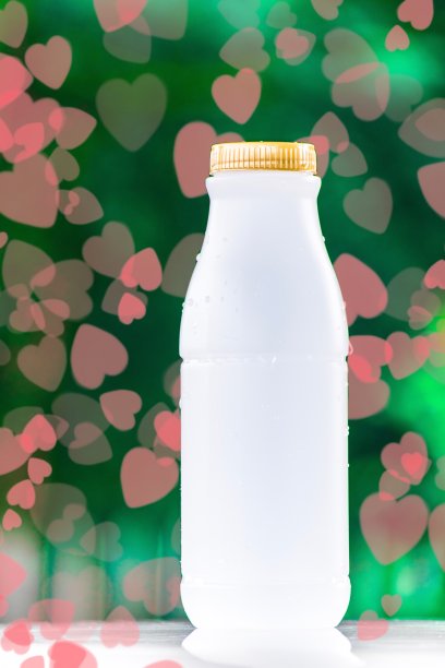 塑料制成的瓶子包装和产品包装或包装上木材和树木模糊的散焦背景在花园里。使用壁纸包工作照片。图片下载